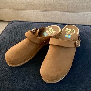 MIA Alma suede clogs NWOT
